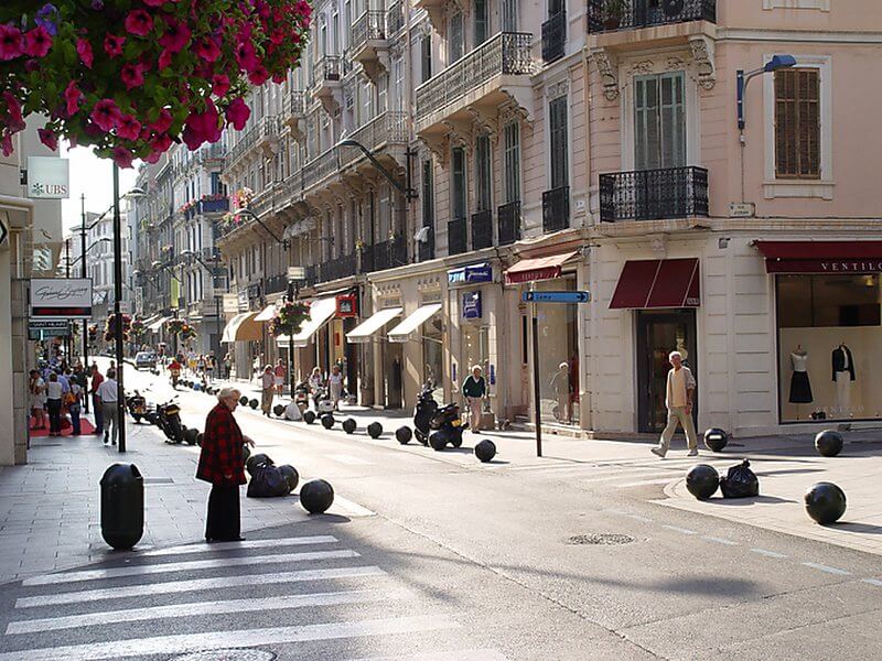Rue d'Antibes em Cannes de dia
