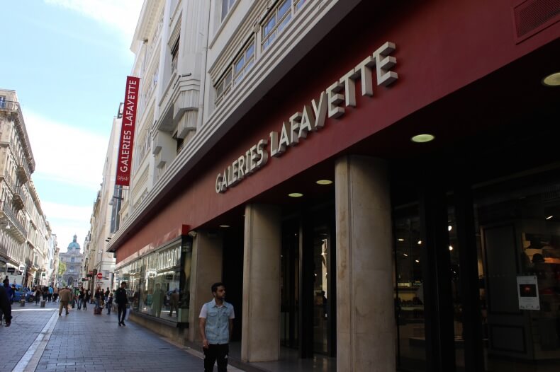 Vista das Galleries Lafayette em Marselha