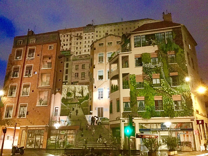 Les Murs Canut de noite em Lyon