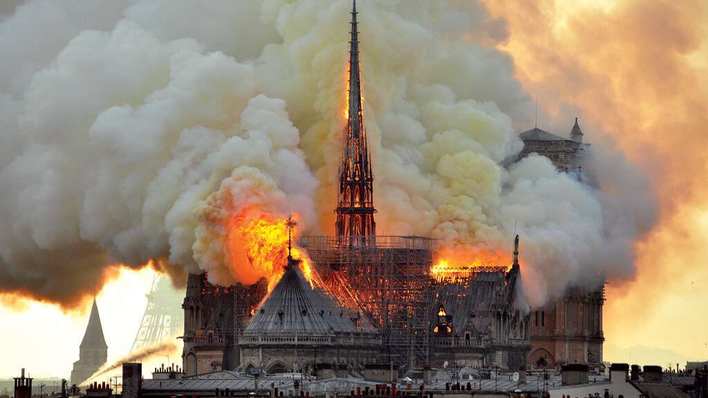 Catedral Notre Dame em Paris pegando fogo