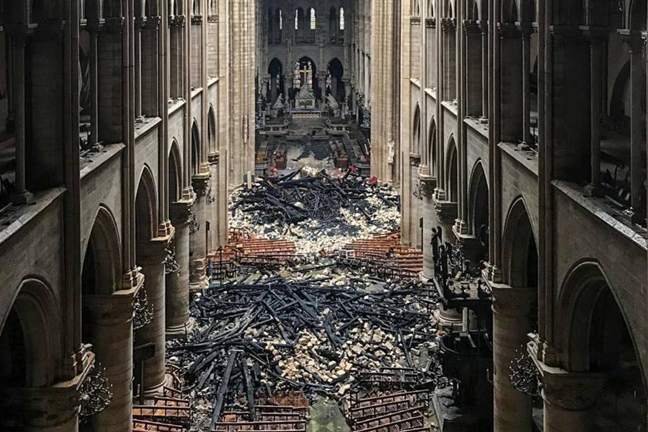 Escombros da Catedral Notre Dame em Paris