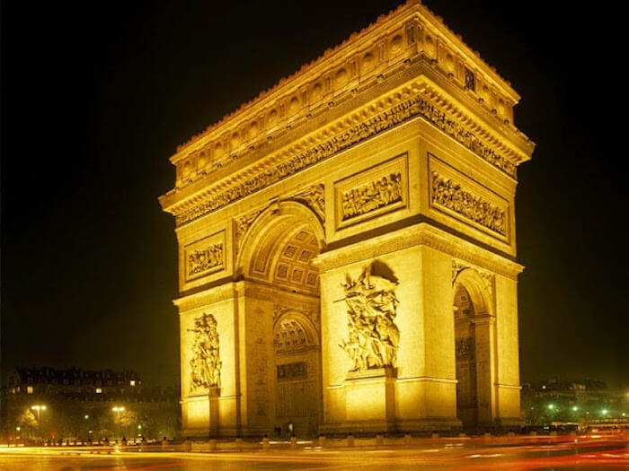 Arco do Triunfo à noite em Paris