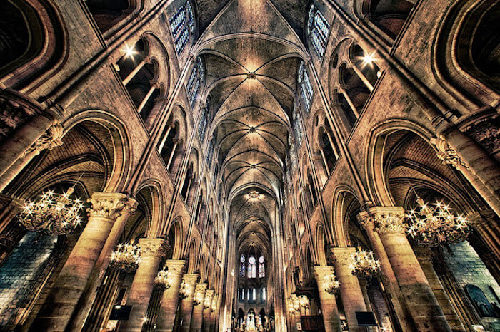 Detalhes do interior da Catedral Notre Dame em Paris