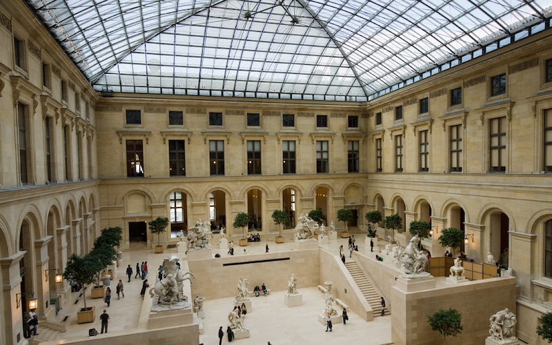 Interior do Museu do Louvre em Paris