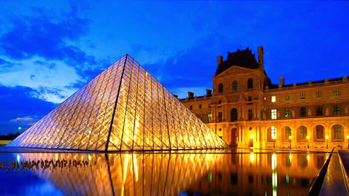 Museu do Louvre à noite em Paris