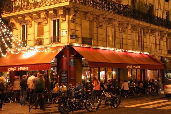 Bar e ambiente noturno em Paris