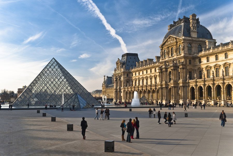 Vista do Museu do Louvre em Paris