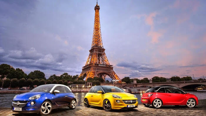 Carros em Paris na França
