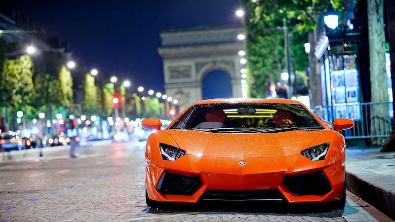 Carro em Paris