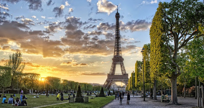 Entardecer na Torre Eiffel em Paris