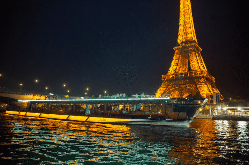 Passeio noturno de barco pelo Rio Sena em Paris