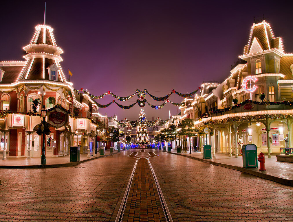 Main Street com decoração de Natal na Disneyland Paris