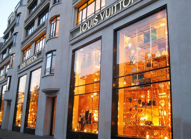 Lojas que você encontra na Avenida Champs-Elysées em Paris