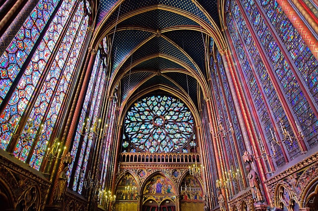 Vista do interior da Capela Sainte Chapelle em Paris