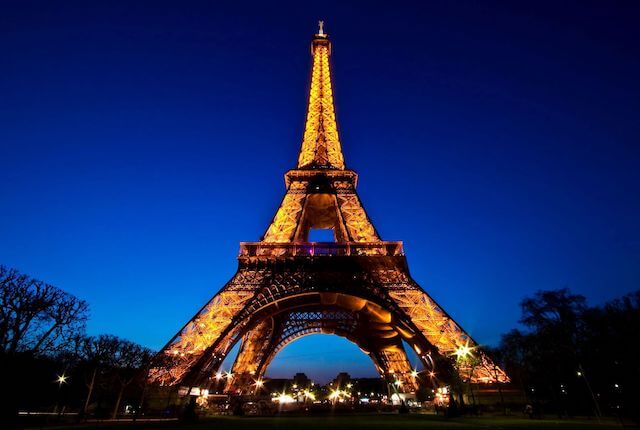 Torre Eiffel iluminada à noite