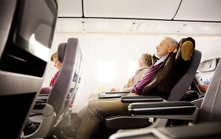 Passageiros relaxando durante o voo para Paris