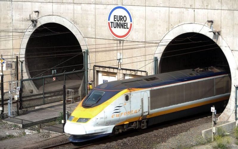 Viagem de trem da França para a Inglaterra pelo Eurotunnel