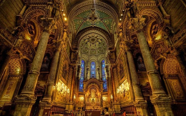 Interior da Basílica Notre Dame de Fourvière em Lyon na França