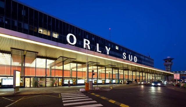 Entrada de antigo terminal no Aeroporto Orly em Paris