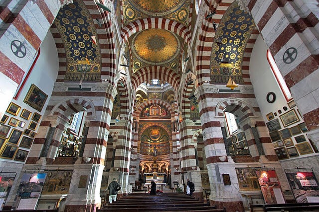Interior da Notre Dame de la Garde em Marselha