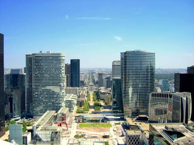 Vista do Arco de la Defense em Paris 