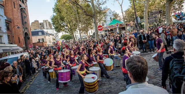 Banda na festa da colheita da uva de Montmartre