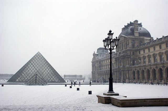 Museu do Louvre no inverno em Paris