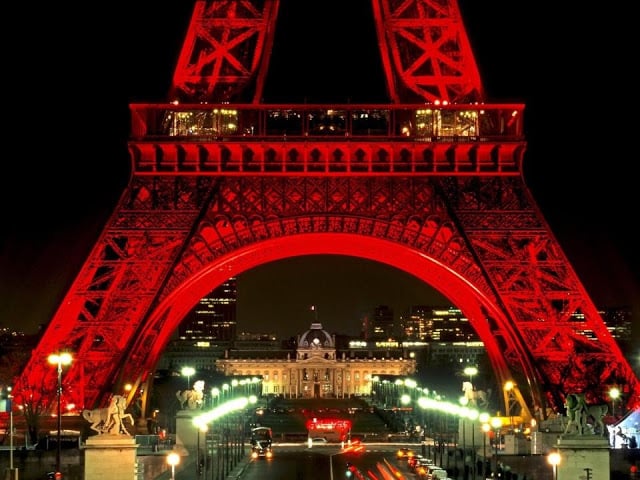 Vista da Torre Eiffel em Paris em Setembro