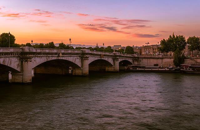 Vista do rio Sena em Paris em Agosto