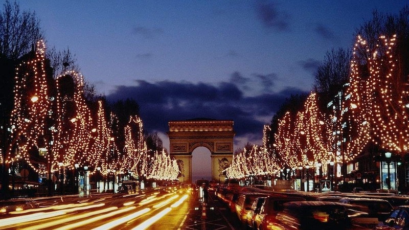 Arco do Triunfo em dezembro em Paris