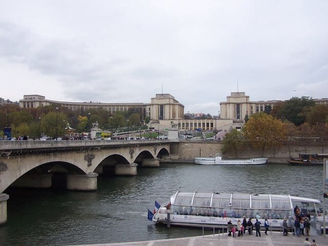 Palácio de Chaillot a partir do Sena