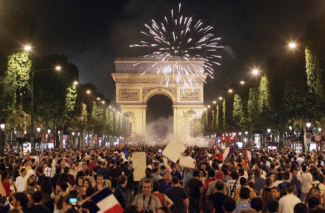 Champs Élysées em Paris em festa