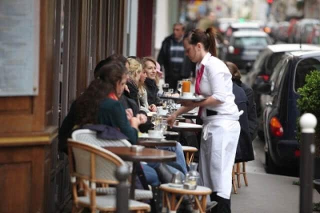 Garçonete em um restaurante em Paris