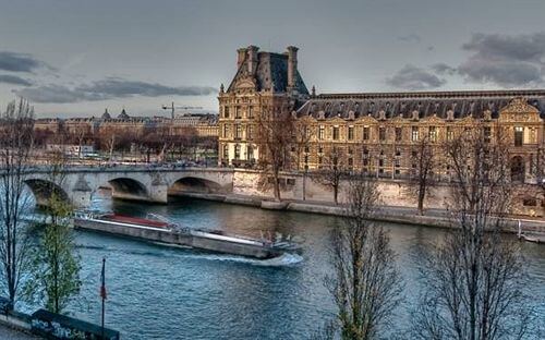 Vista do Hotel du Quai Voltaire em Paris