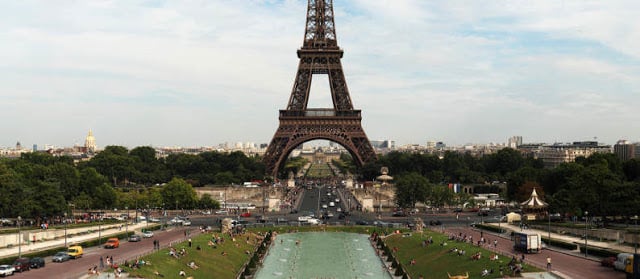 Torre Eiffel em Paris em Julho