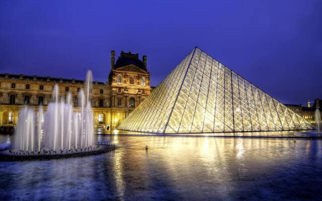 Museu do Louvre Paris em Maio