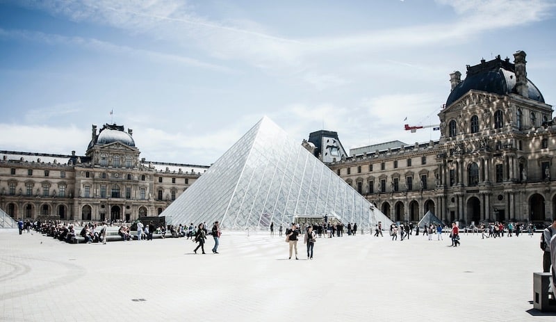 Museu do Louvre com neve em Paris