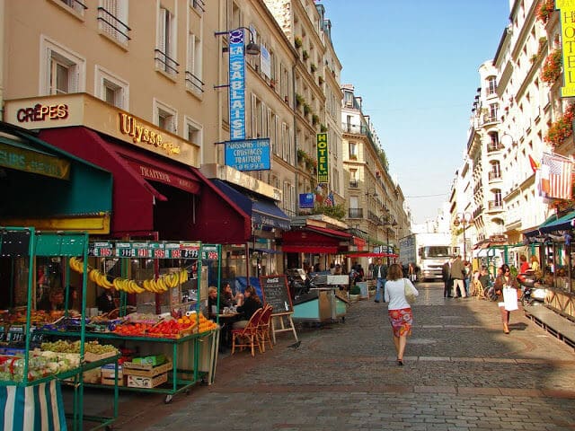 Vista da Rue Cler em Paris