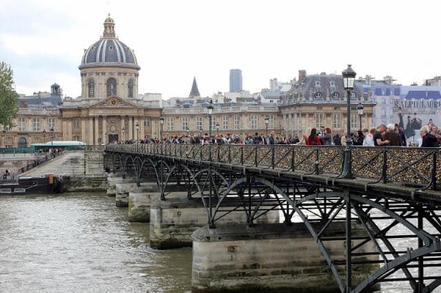 Casais na Pont des Arts em Paris