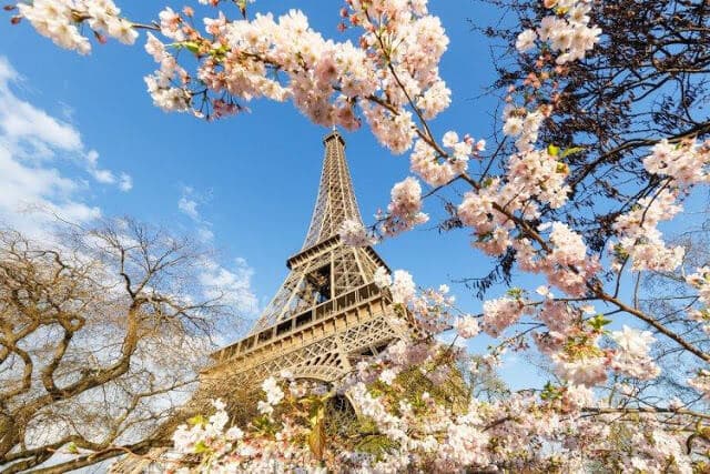 Torre Eiffel na primavera em Paris