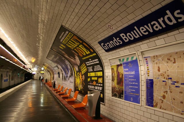 Interior da estação de metrô em Paris