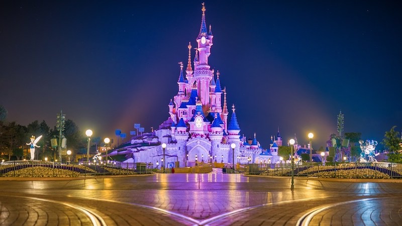 Castelo à noite na Disneyland Paris