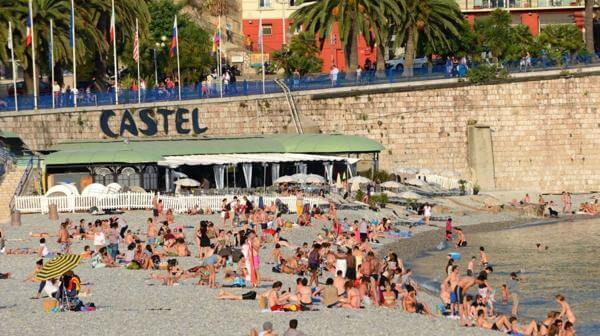Pessoas na Praia Castel Plage em Nice