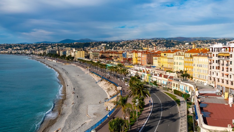 Vista da praia e cidade de Nice