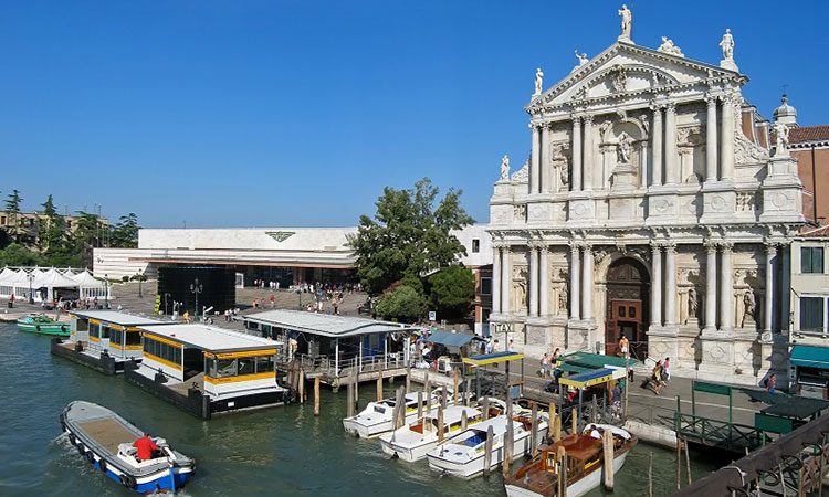 Estação de trem Venezia Santa Lucia em Veneza