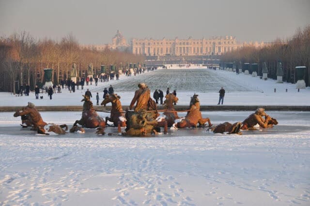Palácio de Versalhes com neve