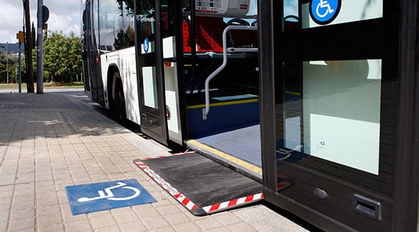 Rampa de ônibus para deficientes físicos em Nice