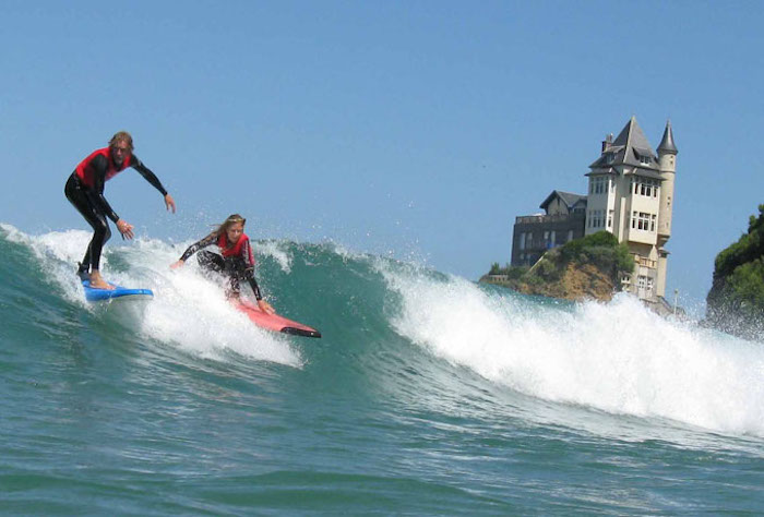 Surfistas na praia de Biarritz
