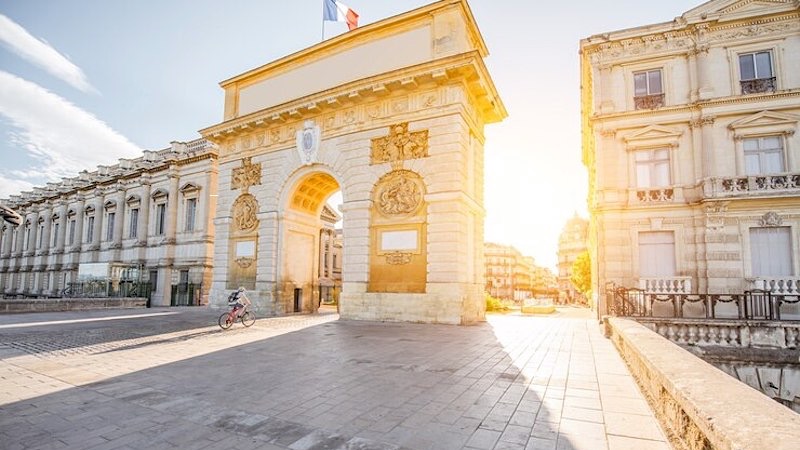 Nascer do sol no Arco do Triunfo de Montpellier