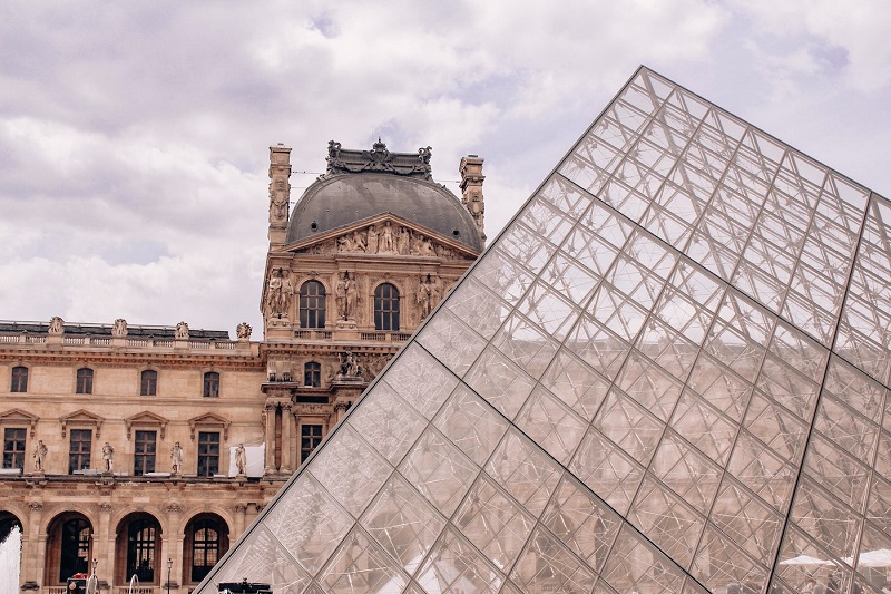 Museu do Louvre em Paris em outubro
